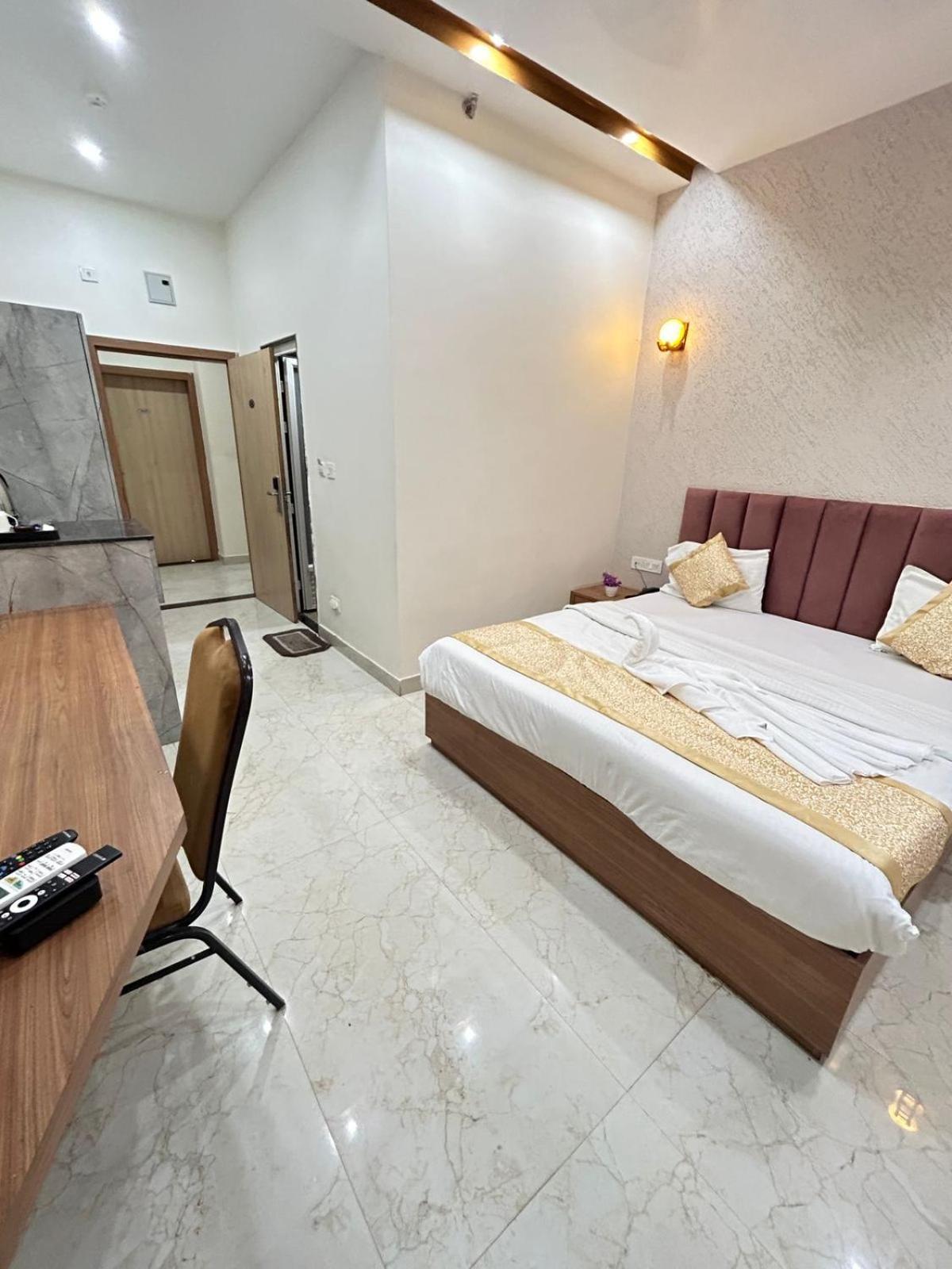 Hotel Satsang Grand พาราณสี ภายนอก รูปภาพ